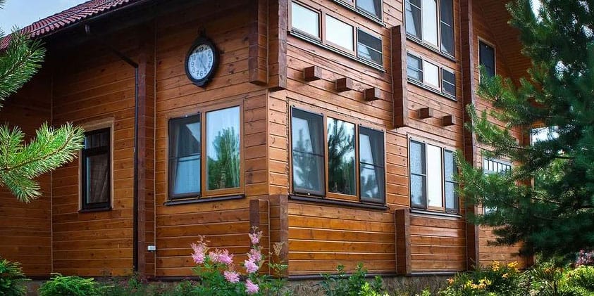 Какими должны быть окна для деревянного дома — пластиковые или деревянные?