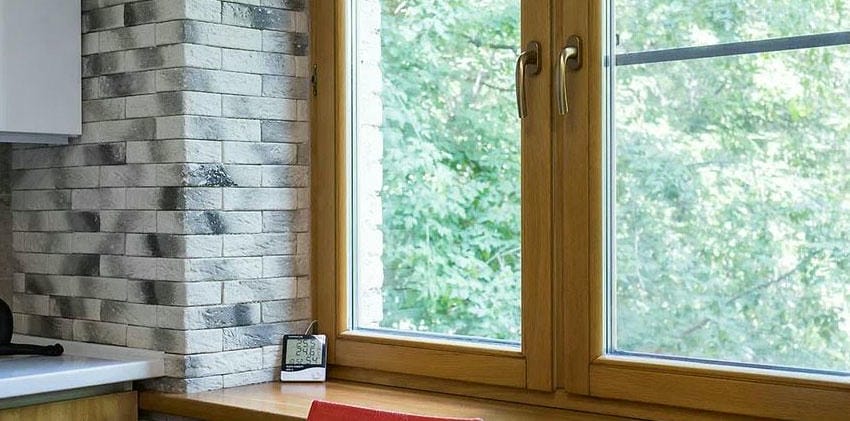 Какими должны быть окна для деревянного дома — пластиковые или деревянные?