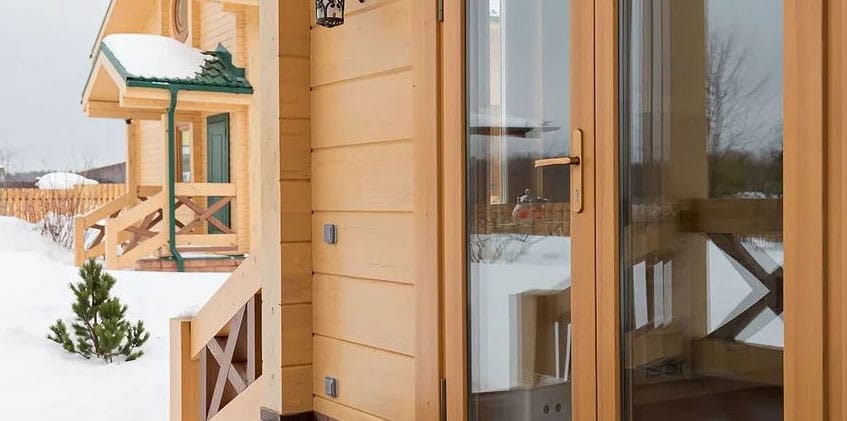 Какими должны быть окна для деревянного дома — пластиковые или деревянные?