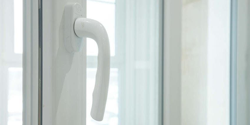 Что делать, если заклинило окно ПВХ? Инструкция