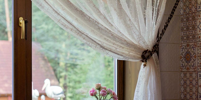 Что делать, если заклинило окно ПВХ? Инструкция