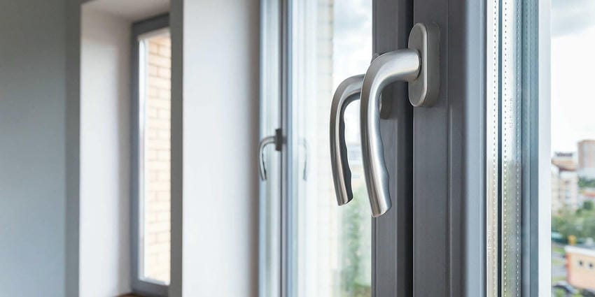 Что делать, если заклинило окно ПВХ? Инструкция