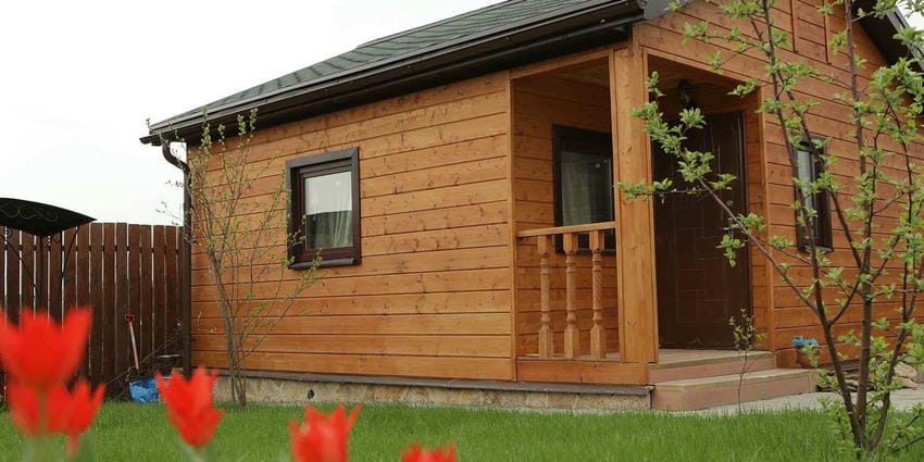 Какими должны быть окна для деревянного дома — пластиковые или деревянные?