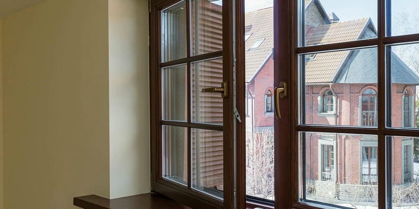 Какими должны быть окна для деревянного дома — пластиковые или деревянные?