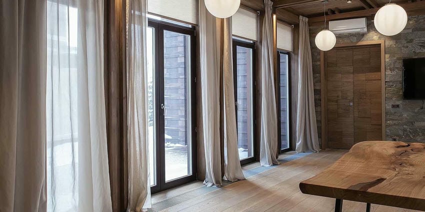 Какими должны быть окна для деревянного дома — пластиковые или деревянные?