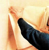 Оклейка обоями потолка