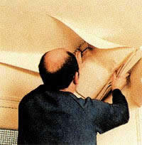 Оклейка обоями потолка