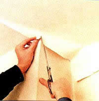 Оклейка обоями потолка